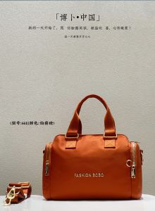 Water-Resistant Nylon Crossbody Bag Pillow Shape Casual Single Shoulder Bag Boston Style Travel Bag with Zipper for Young Women