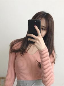 เสื้อสเวตเตอร์ถักคอวีสีชมพูสำหรับผู้หญิง เสื้อชั้นในแฟชั่นฤดูใบไม้ร่วง/ฤดูหนาว เสื้อเชิ้ตถักด้านใน เสื้อคลุมแบบสวมหัว แขนยาว สไตล์เกาหลี