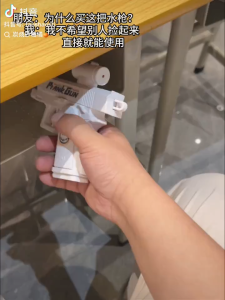 Mainan Pistol Air Prank Dua Arah Kreatif Plastik Tembak Tembakan Water Gun Jahil Teman