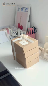 Hộp đựng quà sinh nhật phong cách vintage thiết kế màu nâu bao gồm rơm thiệp túi và bó hoa