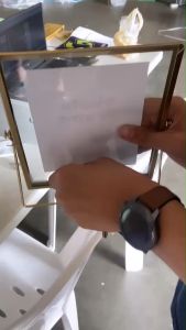 กรอบรูปกระจกขอบโลหะสไตร์นอร์ดิก กรอบรูปตั้งโต๊ะ กรอบรูปขาตั้งโลหะ กรอบรูปกระจกโลหะสีทองและสีดํา กรอบรูปโลหะ กรอบรูปเรียบง่าย