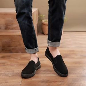 รองเท้าผ้าใบผู้ชายแบบสวม ใส่สบาย กันลื่น ระบายอากาศ น้ำหนักเบา เหมาะสำหรับเดินเล่น แคมป์ปิ้ง ท่องเที่ยว และใส่ประจำวัน สไตล์คลาสสิก เรียบง่าย ทรงเตี้ย