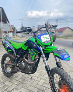 DECAL STIKER FULLBODY D-TRACKER 150 SUPERMOTO FULL CRUM COMBINASI STABILO PREMIUM BEBAS CUSTOM