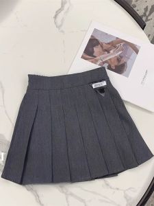 กระโปรงสั้นทรงเอพับสไตล์นักเรียนสำหรับเด็กผู้หญิง กระโปรงสั้นสีดำ ฤดูใบไม้ผลิและฤดูใบไม้ร่วง กระโปรงสั้น JK สำหรับเด็กโต สีพื้น