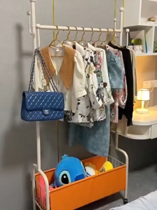 Stand Hanger Baju Serbaguna Stylish Multifungsi Dilengkapi Rak Gantung tempat Penyimpanan Dan 4 Roda