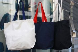 กระเป๋าผ้าใบ Tote Bag แบบลำลองสำหรับผู้ชายและผู้หญิง กระเป๋าใส่ของใช้แบบลำลอง กระเป๋าสะพายไหล่ข้างเดียว กระเป๋าแฟชั่นแบบเรียบง่าย