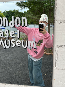 เสื้อสเวตเตอร์คอกลมหลวมๆ สำหรับผู้ชายและผู้หญิง ฤดูใบไม้ร่วง 2024 ใหม่ แฟชั่นสตรีทอเมริกัน ลายพิมพ์สร้างสรรค์ เสื้อคลุมกันหนาว