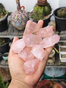 🩷 หินโรสควอตซ์ สีชมพูหวาน เนื้อสวยธรรมชาติ น่ารัก น่าสะสม ขนาด 30-40 กรัมต่อชิ้น 🌟 ราคาต่อชิ้น ( Rose Quartz ) 🌸