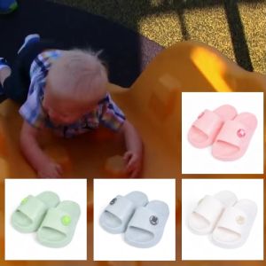 รองเท้า ** แตะพีก้า ** สำหรับเด็ก สวมใส่สบายเป็นพิเศษด้วยพื้นรองเท้าที่นุ่มสบาย ช่วยให้ทุกย่างก้าวรู้สึกดี