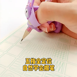 จัดส่งรวดเร็ว ยาว78MM ที่จับดินสอ มีลายการ์ตูน วัสดุซิลิโคน อุปกรณ์ช่วยฝึกเด็นให้แก้ไขปากกา สำหรับของขวัญเด็ก