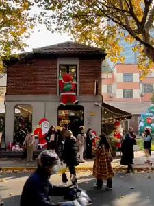 คริสต์มาสซานตาคลอสเป่าลมปีนกำแพงแขวนหน้าต่างฟิล์มเรืองแสงฉากห้างสรรพสินค้าตกแต่งหมวกโมเดลการ์ตูน