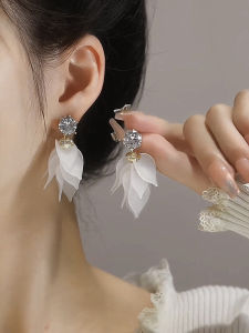 2024 New Fashionable Earrings High-End Feeling Fresh White Leaf Tassel Drop Earrings for Women Alloy Silver Gold Plated