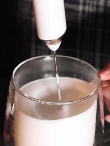 Electrolux เครื่องตีฟองนม  ที่ชาร์จ USB เกียร์ปรับได้ 3 ระดับ  อุปกรณ์ทำขนม ของใช้ในครัวที่บ้าน Electrolux