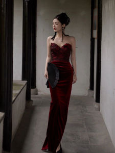 ชุดราตรียาวเอวกลางแขนกุดคอวีสีล้วนสำหรับผู้หญิงวัย 18-25 ปี ชุดแต่งงานแบบจีนใหม่ ชุดราตรียาวเอวกลางเซ็กซี่