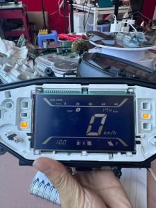 Đồng hồ hiển thị xe máy kỹ thuật số với màn hình LCD hiển thị tốc độ và quãng đường.