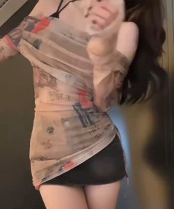 เสื้อเปิดไหล่ ผ้าชีฟองสีน้ำตาล เซ็ต2ชื้น แต่งเชือกรูดด้านข้าง ปลายแขนกระดิ่ง เสื้อซับตัวในสีดำ #076