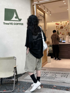 T-Shirt Wanita Lengan Pendek Hitam Motif Bumi & Huruf Keren - Katun Adem Premium Tren 2025 Desain Streetwear Oversize Slim Fit Baju Seksi Musim Panas Bahan Tipis Seperti Sutra Es Gaya Vintage Amerika Streetwear Santai Kerah Bulat Nyaman Tops