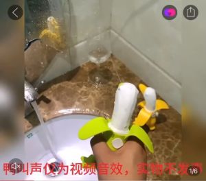 Súng nước đồ chơi súng nước mini súng bắn nước hình vịt chuối chơi ngoài trời phù hợp cho mùa hè - Life Style 4U