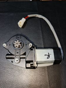 MOTOR DINAMO POWER WINDOW MOBIL 3 BAUT 7 MATA KANAN