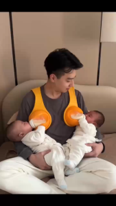 Đai Đeo Bình Sữa Xoay 360° Cho Bé | Giữ Bình Sữa Rảnh Tay Silicone An Toàn Tiện Dụng - Happy Life 4 Kiss