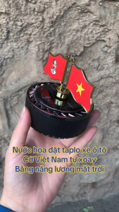 Máy khuếch tán nước hoa ô tô cờ Việt Nam xoay in hình Bác chạy năng lượng mặt trời trang trí xe hơi