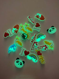 พู่รองเท้า Native Glow-in-the-dark สีสันสดใส สำหรับ Crocs รองเท้าแตะ ตกแต่ง หัวเข็มขัด ฤดูร้อน 2023 แบรนด์ Native