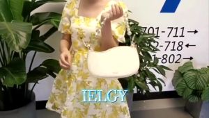 IELGY Tas Bahu Wanita Putih dengan Tali Rantai Mutiara yang Dapat Disesuaikan