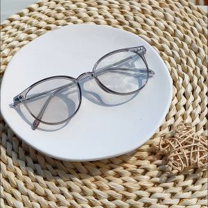 Kacamata Minus Anti Radiasi Photocromic Bluecromic: Kelebihan & Cara Memilih