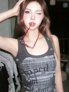 เสื้อกล้ามแขนกุดพิมพ์ลายตัวอักษรสไตล์สาวฮอตสไตล์อเมริกันสำหรับผู้หญิงในช่วงฤดูร้อน เสื้อแขนกุดทรงเข้ารูปที่สวมใส่สบายและทันสมัย