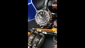 นาฬิกาข้อมือชาย ดีไซน์ หัวเหล็ก งานแฟชั่น สายยาง รุ่น 3 วง  《 แถมฟรี !! กล่องเหล็ก 》