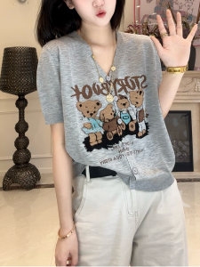 Shalldoer | เสื้อยืดแขนสั้นลายหมีการ์ตูนสำหรับผู้หญิงในช่วงฤดูร้อน คอลเลกชั่นใหม่ 2025 เสื้อคาร์ดิแกนทรงหลวมๆ สบายๆ สำหรับผู้หญิงวัย 18-35 ปี