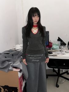 Áo Thun Dài Tay Cổ Chữ V MOXI INS Thu Đông Màu Đỏ Xám Sọc Chèn Áo Lót Áo Phông Thời Trang Đường Phố Thường Ngày