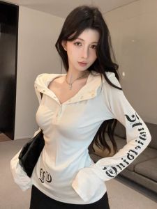 GUZILIAN | เสื้อยืดคอกลมแขนยาวทรงสลิมฟิตสไตล์อเมริกันพร้อมลายดาวและดีไซน์การพิมพ์ Star Print สำหรับผู้หญิง