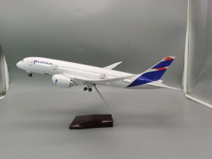 Mô Hình Máy Bay Đồ Chơi Đúc Kim Loại 47CM B787 Dreamliner Có Đèn Và Bánh Xe Hãng Hàng Không Chile LATAM Dành Cho Trẻ Em