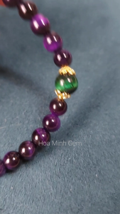 Vòng tay phong thủy đá Mắt Hổ tím size 6 li phối viên đá mắt hổ xanh lá ốp hoa xi vàng | Hoa Minh Gem