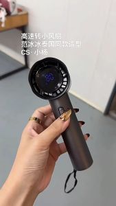 KAISER พัดลมมือถือไร้สายแบบพกพา ปรับความเร็วได้ ชาร์จใหม่ได้พร้อมจอแสดงผลดิจิตอล Turbo Boost พัดลมพกพา ความเร็วสูง จอแสดงผล LED ปรับความเร็วได้ USB พัดลมมือถือ Type-C