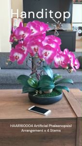 Handitop แจกันดอกไม้ประดิษฐ์ ดอกไม้ปลอม กล้วยไม้ฟาแลนนอปซิส 4 ช่อในแจกันเซรามิคสีดำ สำหรับตกแต่งบ้านสถานที่ หรือเป็นของขวัญ ของที่ระลึก