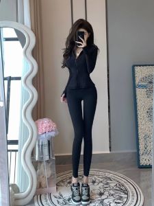 Womens Sport Fitness Tight Quick Dry Yoga Clothes Set Summer Collection Hot Girl Style Two Piece Suit for Teenagers