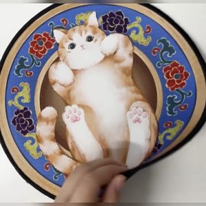 [พร้อมส่ง] แผ่นรองเมาส์ทรงวงกลม ลายน้องแมวหน้ามน ขนาด 24 x 24 ซม. (หนา 3 มม.) Biangels