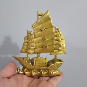 Thuyền buồm cưỡi sóng phong thuỷ chất liệu bằng đồng vàng SA0615