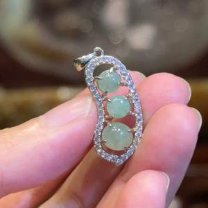 🔮天然缅甸翡翠玉吊坠 ➡️豌豆🫛 (925silver银)框边+小碎钻  📌玉豌豆的寓意是健康长寿、学业有成、母子平安。  高: 2.5cm 宽: 1.7cm 厚度: 0.5cm 重: 2.5g