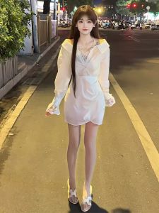 Pure Desire เสื้อเชิ้ตกระโปรงผู้หญิงสำหรับทำงานฤดูใบไม้ร่วง/ฤดูหนาว 2024 ใหม่ กลวงไหล่สไตล์ฝรั่งเศส กระโปรงสั้นลูกไม้ กระโปรงสั้น