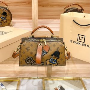 Túi Xách Nữ Cổ Điển Hàng Hiệu Mới 2025 Thêu Hoạt Hình Đeo Chéo/vách Vai Cao Cấp Kiểu Boston Chất Liệu PVC