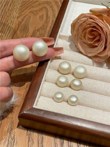Elegant Pearl Stud Earrings Versatile Fashionable Korean Style Alloy Gold Plated Womens Jewelry Fresh out Unique Design