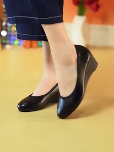 รองเท้าส้นกลางหัวแหลมสีดำคลาสสิก เรียบง่ายและทันสมัย เหมาะสำหรับใส่ไปทำงานและออฟฟิศ เบาและใส่สบาย