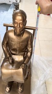 Tượng bác hồ ngồi đọc báo cao 90cm đế rộng 42x56cm bằng đồng đỏ nặng khoảng 110kg