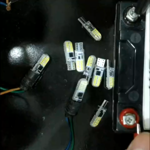 Bóng đèn LED 12V Set 2 Bóng Đèn Thay Thế Chân T10 Siêu Sáng Vỏ Bọc SIlicon Cho Đèn Nội Thất Ôtô Đèn Xi Nhan Xe Máy