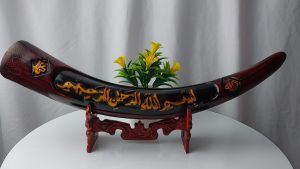 Pajangan Dinding Kaligrafi & Replika Taring Gading Gajah: Dekorasi Interior Rumah