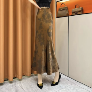 กระโปรงยาวทรงเอเอวสูงพิมพ์ลายหมึกน้ำสไตล์ฝรั่งเศสสำหรับผู้หญิง กระโปรงยาวคลุมเข่าทรงหางปลา ผ้าซาตินอะซิเตท กระโปรงทรงเอ