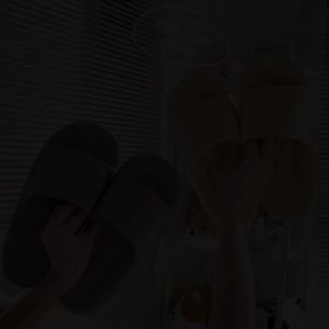 Sepatu sandal EVA untuk keperluan rumah lembut dan nyaman anti - licin di kamar mandi tidak berisik tahan aus dengan tapak lembut.